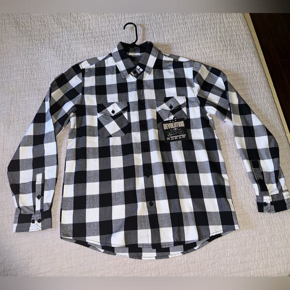 NWT Revolution Flannel in Medium - Picture 2 of 7